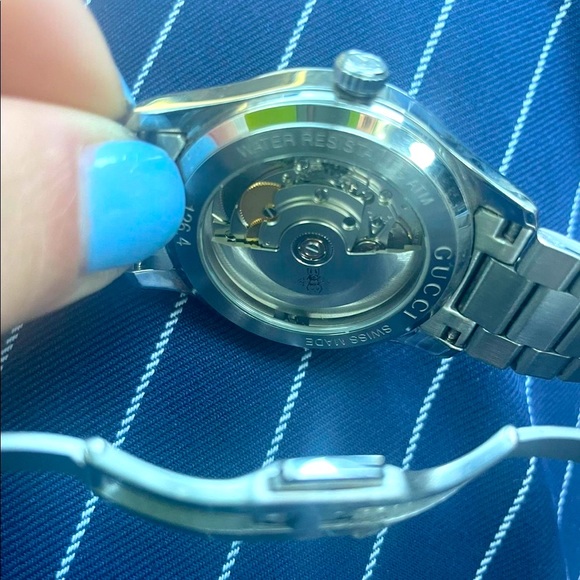 AUTHENTICATED GUCCI WATCH - Picture 6 of 8